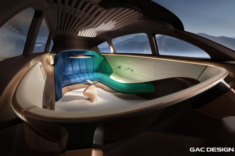 Xe còn có khả năng tự lái Cấp độ 4. Bảng điều khiển gồm 3 màn hình cỡ lớn tích hợp mọi chức năng của xe, vô lăng trên xe có thể thu vào và xung quanh nội thất có nhiều điểm nhấn bằng gỗ.