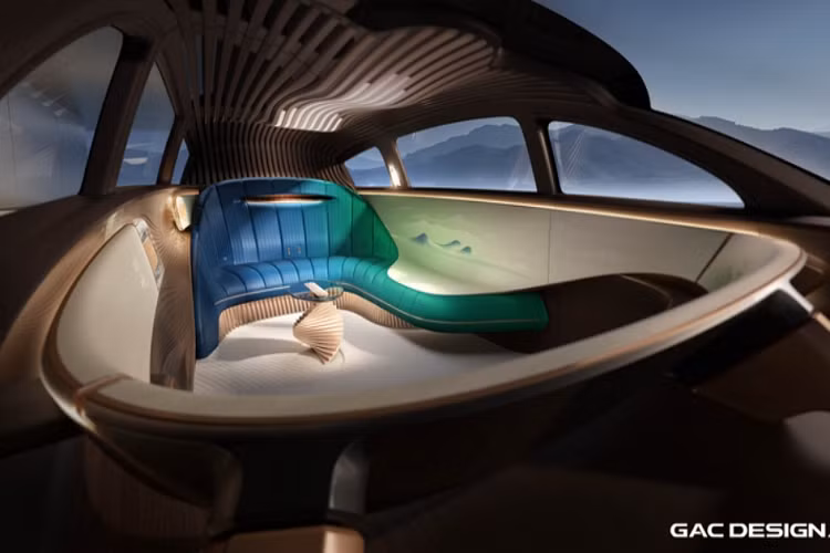 Xe còn có khả năng tự lái Cấp độ 4. Bảng điều khiển gồm 3 màn hình cỡ lớn tích hợp mọi chức năng của xe, vô lăng trên xe có thể thu vào và xung quanh nội thất có nhiều điểm nhấn bằng gỗ.