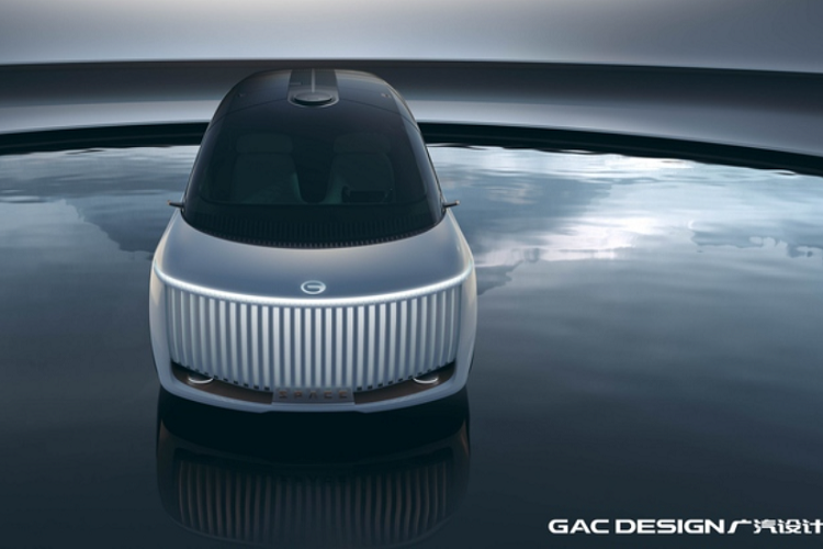 Trong khi đó phần mái xe MPV GAC Space 2023 được tạo hình hướng về phía sau, lấy cảm hứng từ kiến trúc truyền thống của Trung Quốc, đem đến khoảng không rộng hơn cho hành khách. Đuôi xe cũng có thiết kế giống với mặt trước, bao gồm các thanh đèn dọc thay cho kính chắn gió sau.