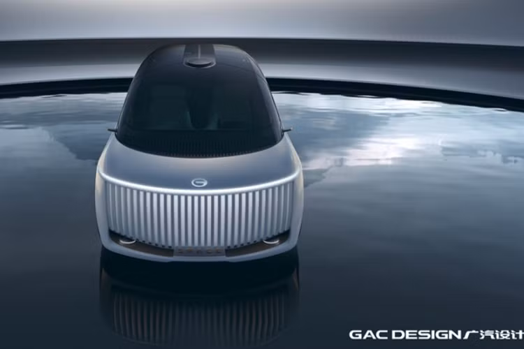 Trong khi đó phần mái xe MPV GAC Space 2023 được tạo hình hướng về phía sau, lấy cảm hứng từ kiến trúc truyền thống của Trung Quốc, đem đến khoảng không rộng hơn cho hành khách. Đuôi xe cũng có thiết kế giống với mặt trước, bao gồm các thanh đèn dọc thay cho kính chắn gió sau.