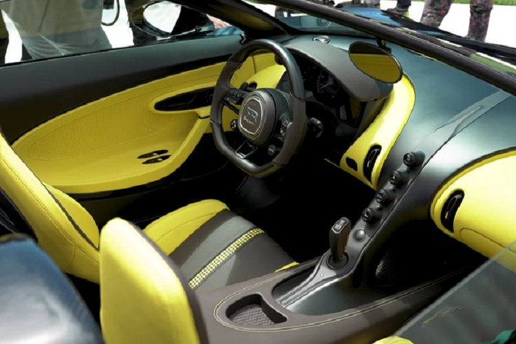 Bugatti W16 Mistral triệu đô được trang bị động cơ W16 8.0L sản sinh công suất 1.578 mã lực và mô-men xoắn 1.600 Nm tương tự như , hypercar mui trần này có thể đạt tốc độ tối đa 420 km/h.