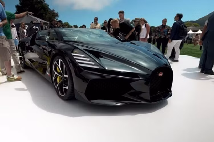  Bugatti W16 Mistral đặc biệt là chiếc xe đánh dấu sự kết thúc của kỷ nguyên W16, thương hiệu siêu xe Pháp muốn mang đến cho người hâm mộ trung thành của mình phần cuối cùng về sự tuyệt vời của động cơ W16 thông qua W16 Mistral.