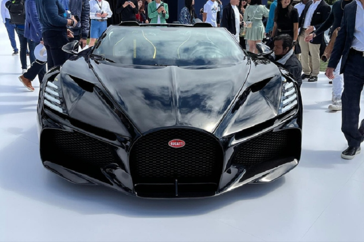 Xe có 2 lựa chọn sơn ngoại thất là vàng hoặc đen, phần kính chắn gió thiết kế có độ cong vừa đủ để bao quanh khoang lái mà không ngăn tầm nhìn của người lái. Đầu xe nổi bật với khe hút gió hình móng ngựa to bản và cụm đèn pha với dải LED nằm ngang tương tự La Vouiture Noire.