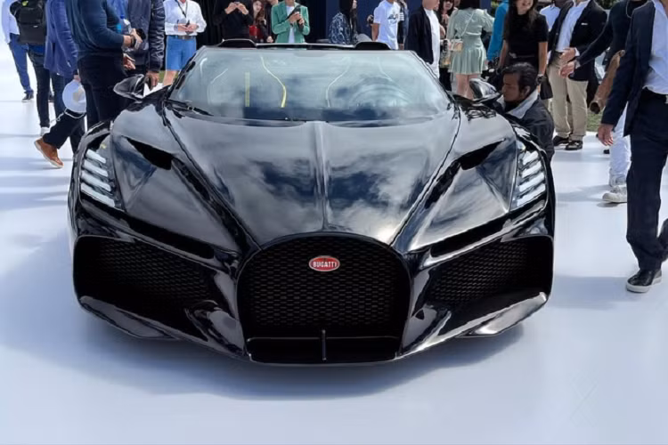 Xe có 2 lựa chọn sơn ngoại thất là vàng hoặc đen, phần kính chắn gió thiết kế có độ cong vừa đủ để bao quanh khoang lái mà không ngăn tầm nhìn của người lái. Đầu xe nổi bật với khe hút gió hình móng ngựa to bản và cụm đèn pha với dải LED nằm ngang tương tự La Vouiture Noire.