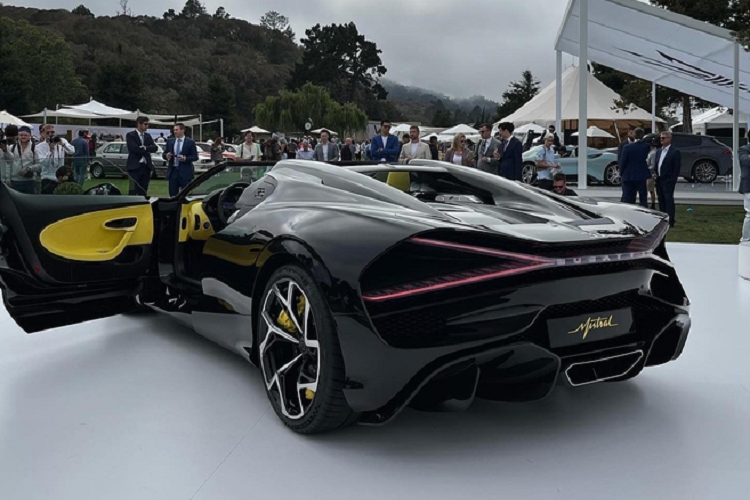 Hiện một trong số 99 người sở hữu mẫu xe Bugatti W16 Mistral chính là trùm bất động sản – Manny Khoshbin. Vị đại gia này cũng người đam mê siêu xe bậc nhất thế giới, anh đã từng tậu cả một biệt thự để chưa siêu xe hàng hiếm cho riêng mình.