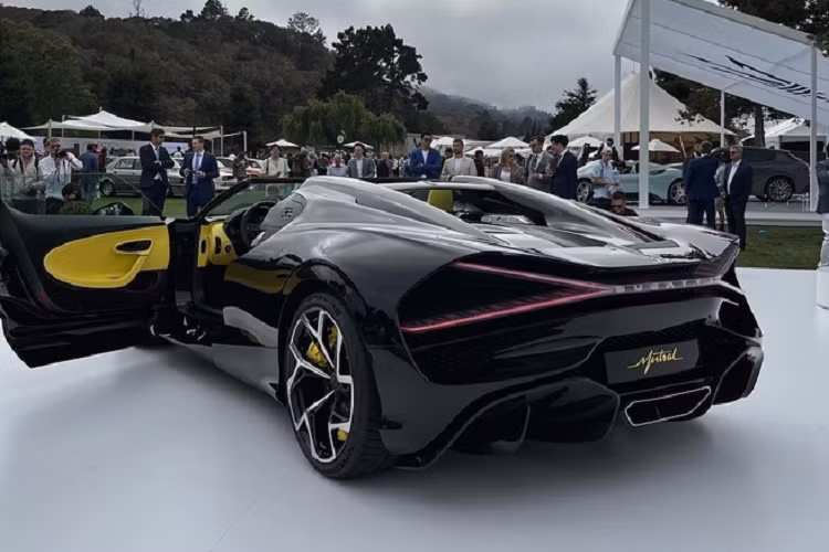 Hiện một trong số 99 người sở hữu mẫu xe Bugatti W16 Mistral chính là trùm bất động sản – Manny Khoshbin. Vị đại gia này cũng người đam mê siêu xe bậc nhất thế giới, anh đã từng tậu cả một biệt thự để chưa siêu xe hàng hiếm cho riêng mình.