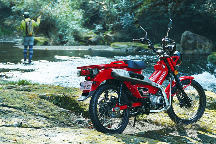 Mới đây, mẫu xe máy nhỏ xinh này lại tiếp tục đặt chân đến thị trường Mỹ với tên gọi khác là Honda Trail 125 mang phong cách off-road lạ mắt.