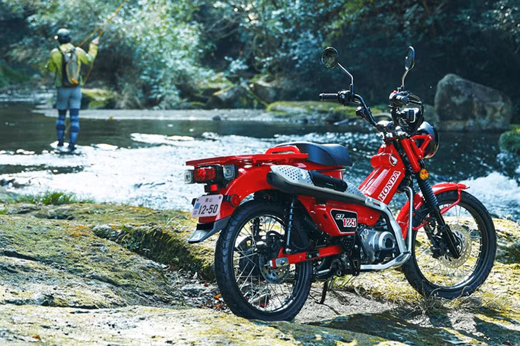 Mới đây, mẫu xe máy nhỏ xinh này lại tiếp tục đặt chân đến thị trường Mỹ với tên gọi khác là Honda Trail 125 mang phong cách off-road lạ mắt.