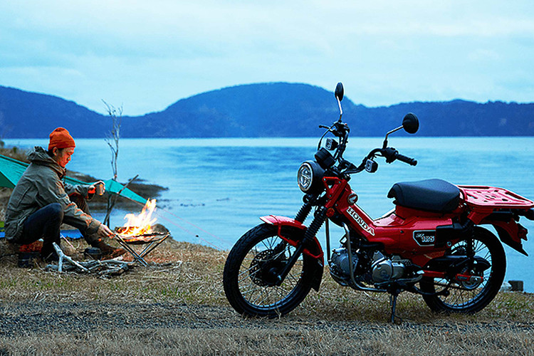 Tại thị trường Mỹ, xe chỉ có duy nhất 1 tùy chọn màu Đỏ cùng mức giá xe Honda Trail 125 2022 tại xứ cờ hoa là 3.999 USD, (tương đương khoảng 91 triệu đồng).