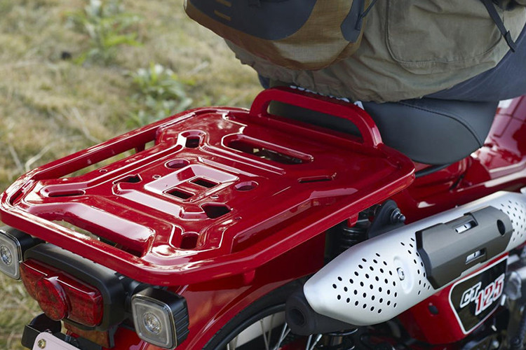 Cụ thể, Honda Trail 125 đã loại bỏ hoàn toàn dàn yêm ở trước xe, thay vào đó là cặp khung chống đổ để che động cơ bằng ống thép.