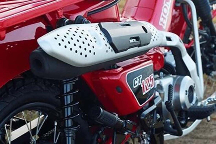 Ngoài ra, hệ thống ống xả của xe được vắt cao lên, tay lái được uốn và nâng cao để tạo tư thế ngồi thoải mái cho người dùng. Hệ thống treo của xe gồm cặp phuộc ống lồng 26 mm ở trước và giảm xóc lò xo đôi phía sau.