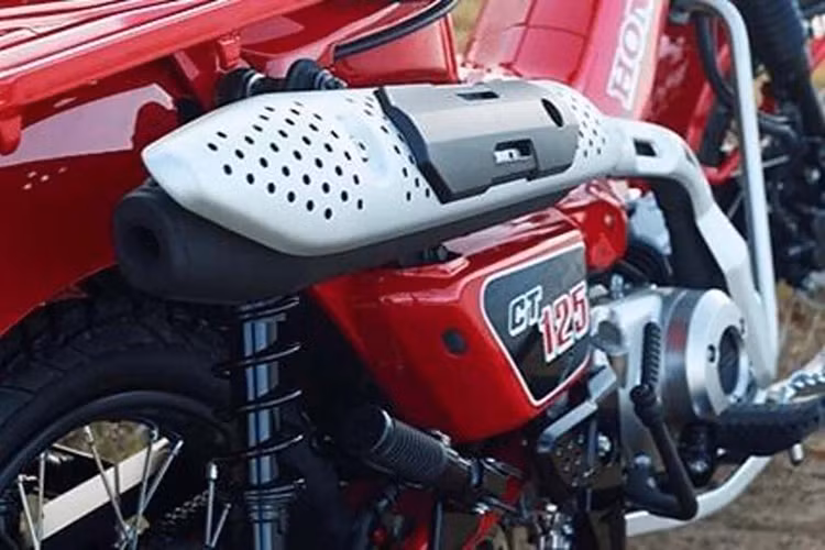 Ngoài ra, hệ thống ống xả của xe được vắt cao lên, tay lái được uốn và nâng cao để tạo tư thế ngồi thoải mái cho người dùng. Hệ thống treo của xe gồm cặp phuộc ống lồng 26 mm ở trước và giảm xóc lò xo đôi phía sau.