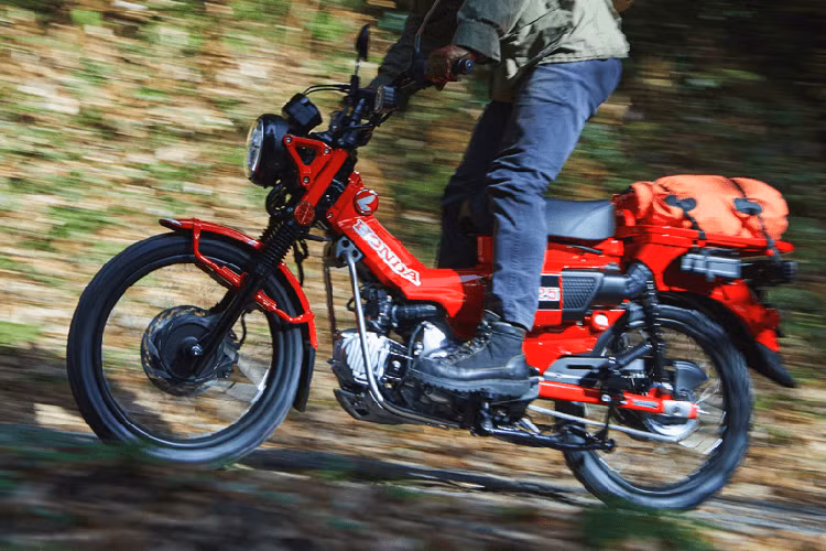 Bộ vành nan của xe có niềng màu đen và đũa màu nhôm bóng, đi kèm với lốp đa địa hình. Đáng chú ý hơn là xe được trang bị phanh đĩa ở cả trước và sau tích hợp ABS kênh đơn.