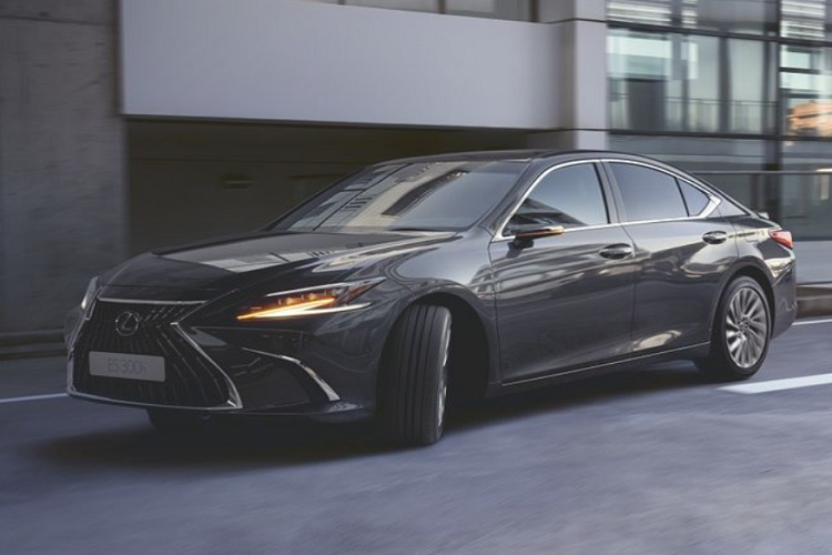 Tại thị trường châu Âu, Lexus ES 2023 được bổ sung biến thể F SPORT mới. Phiên bản này sở hữu ngoại thất thể thao hơn các xe Lexus ES thông thường nhờ vào vành hợp kim 19 inch màu đen độc quyền, 10 tùy chọn màu sơn ngoại thất, 4 màu nội thất và logo F SPORT trên chắn bùn trước.