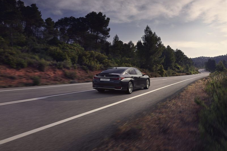 Dự kiến, xe sẽ chính thức có mặt trên các đại lý tại châu Âu vào tháng 10. Hiện giá xe Lexus ES 2023 mới vẫn chưa được nhà sản xuát công bố.
