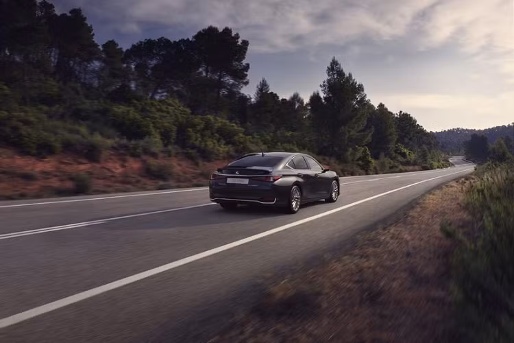 Dự kiến, xe sẽ chính thức có mặt trên các đại lý tại châu Âu vào tháng 10. Hiện giá xe Lexus ES 2023 mới vẫn chưa được nhà sản xuát công bố.