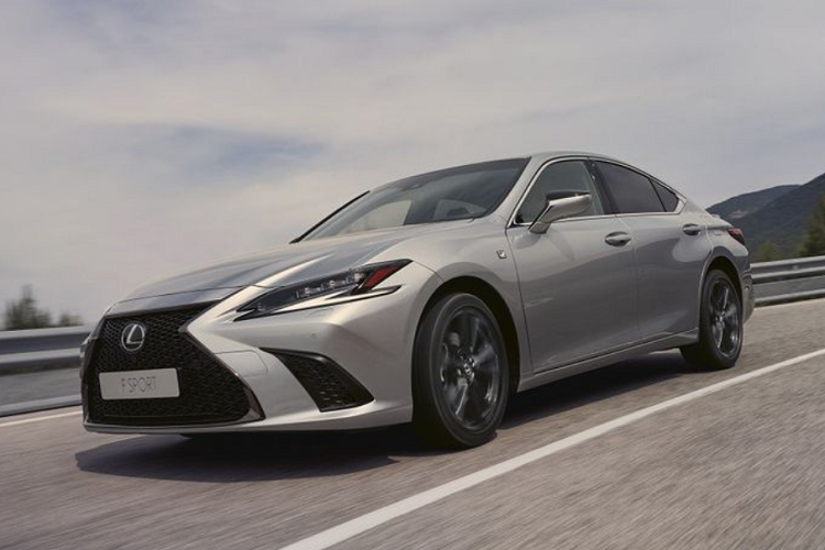 Điểm nhấn của Lexus ES 2023 mới nằm ở hệ thống màn hình giải trí trung tâm. Xe vẫn được trang bị màn hình 12,3 inch kết nối Apple CarPlay, Android Auto như trên phiên bản tiền nhiệm. Tuy nhiên, Lexus đã thiết kế lại màn hình giải trí trung tâm cho khả năng phản hồi thao tác nhanh hơn, giao diện tái thiết kế trực quan hơn.
