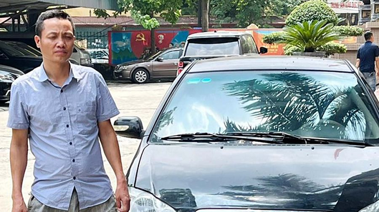 Bi CSGT Ha Noi tam giu Toyota Corolla Altis, chu xe bi mat trom ve