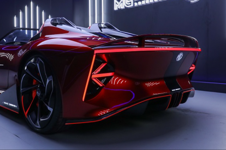 Carl Gotham, trưởng bộ phận thiết kế của MG, xác nhận rằng Cyberster sẽ là một mẫu xe cực kỳ thú vị khi kết hợp giữa DNA thiết kế của hãng cùng tầm nhìn về tương lai dựa trên “công nghệ và thiết kế tiên tiến”.