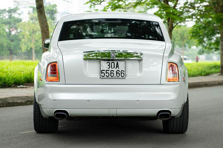 Hiện giá xe Rolls-Royce tại Việt Nam dành cho phiên bản Phantom thế hệ thứ 8 cơ mức ước tính trên 46,2 tỷ đồng dành cho phiên bản tiêu chuẩn và Rolls-Royce Phantom thế hệ thứ 8 thuộc bản trục cơ sở dài có giá 54,3 tỷ đồng.