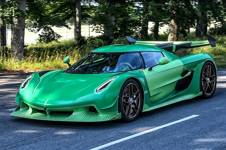 Koenigsegg Jesko sử dụng động cơ V8 tăng áp kép, sản sinh công suất 1.280 mã lực khi sử dụng nhiên liệu xăng thông thường và 1.600 mã lực nếu sử dụng xăng E85, mô-men xoắn cực đại lên đến 1.500 Nm tại vòng tua 5.100 vòng/phút.