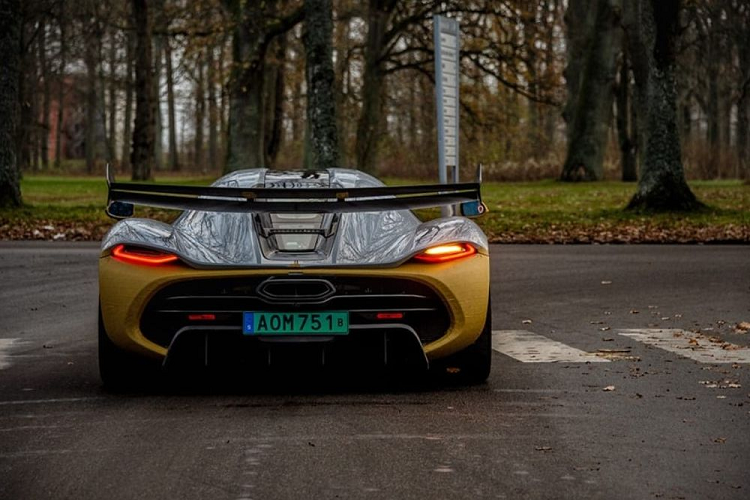 Đặc biệt, xe còn được trang bị thêm 2 nút cảm ứng nhỏ giúp điều chỉnh những chức năng khác trên xe như radio, điện thoại hay hệ thống nâng của xe.