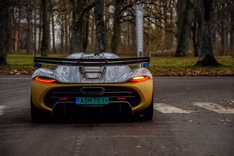 Đặc biệt, xe còn được trang bị thêm 2 nút cảm ứng nhỏ giúp điều chỉnh những chức năng khác trên xe như radio, điện thoại hay hệ thống nâng của xe.