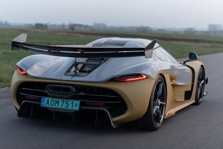 Mới đây, chiếc Koenigsegg Jesko đầu tiên được bàn giao đến khách hàng tại châu Âu vừa được phát hiện gần nhà máy của Koenigsegg tại Angelholm, Thụy Điển. Chiếc xe mang màu sơn ngoại thất xám Battle Grey với nhiều chi tiết vẫn còn được dán lớp băng keo bảo vệ.