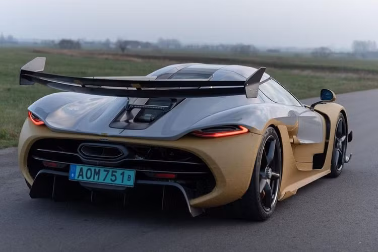 Mới đây, chiếc Koenigsegg Jesko đầu tiên được bàn giao đến khách hàng tại châu Âu vừa được phát hiện gần nhà máy của Koenigsegg tại Angelholm, Thụy Điển. Chiếc xe mang màu sơn ngoại thất xám Battle Grey với nhiều chi tiết vẫn còn được dán lớp băng keo bảo vệ.