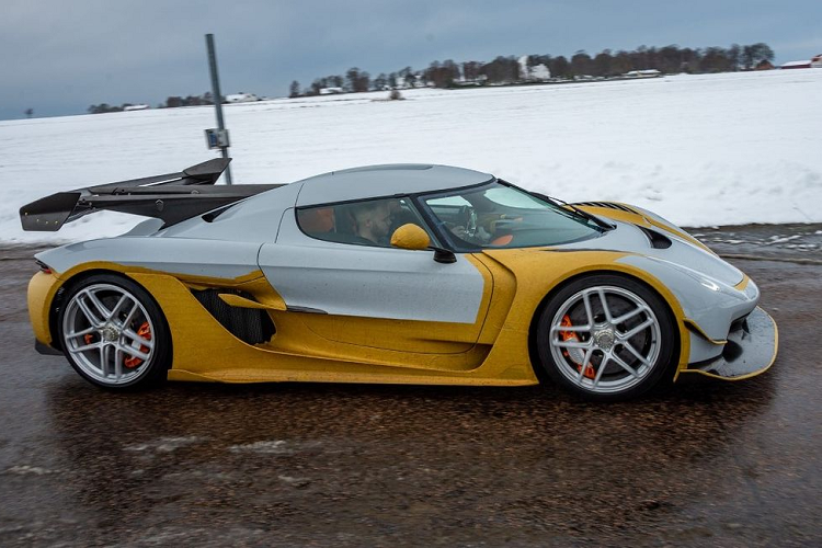 Xe cũng chỉ được trang bị bộ mâm phiên bản thử nghiệm. Khoang cabin mang tông màu chủ đạo cam Lava Orange, kết hợp với nhiều chi tiết làm từ sợi carbon và da Alcantara. Vô lăng được trang bị một màn hình 5 inch giúp hiển thị các thông tin vận hành và một màn hình trung tâm 9 inch.