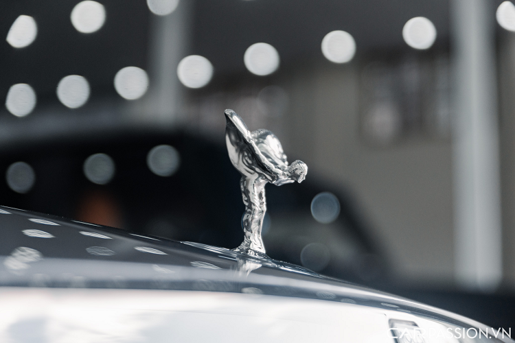 Cặp đèn pha sử dụng công nghệ Laser hiện đại bậc nhất hiện nay với hiệu năng chiếu sáng vượt trội. Ghost 2022 sở hữu kích thước Dài x Rộng x Cao lần lượt là 5.716 x 2.148 x 1.979 (mm), chiều dài trục cơ sở đạt 3.465 mm.