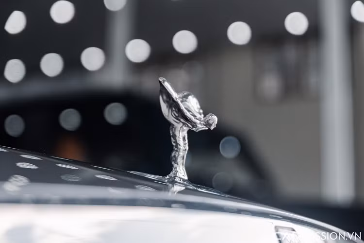 Cặp đèn pha sử dụng công nghệ Laser hiện đại bậc nhất hiện nay với hiệu năng chiếu sáng vượt trội. Ghost 2022 sở hữu kích thước Dài x Rộng x Cao lần lượt là 5.716 x 2.148 x 1.979 (mm), chiều dài trục cơ sở đạt 3.465 mm.