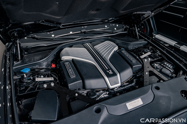 Trần xe trang trí bầu trời sao Starlight Headliner hoàn toàn mới. Rolls-Royce Ghost thế hệ mới vẫn được trang bị động cơ V12, dung tích 6,8 lít giúp sản sinh công suất lên tới 563 mã lực, mô-men xoắn lên tới 850 Nm.