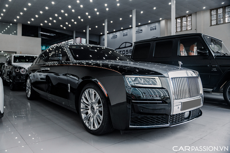 Phần ngoại thất được thiết kế với các đường nét mềm mại hơn, phần cản trước được xây dựng có nét tương đồng với người đàn anh Phantom VIII của mình và đặc biệt hơn. Xe được trang bị lớp sơn hai tông màu xám/đen tạo nên sự sang trọng.