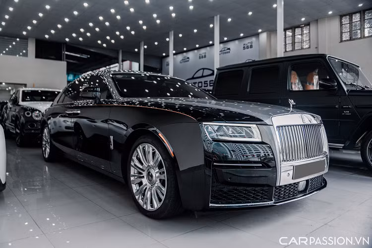 Phần ngoại thất được thiết kế với các đường nét mềm mại hơn, phần cản trước được xây dựng có nét tương đồng với người đàn anh Phantom VIII của mình và đặc biệt hơn. Xe được trang bị lớp sơn hai tông màu xám/đen tạo nên sự sang trọng.