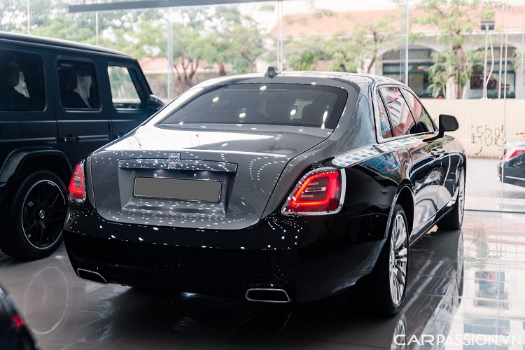 Đây cũng là chiếc Rolls-Royce Ghost 2022 đầu tiên được đưa về nước và cũng là chiếc đầu tiên xuất hiện trên sàn xe cũ. Rolls-Royce Ghost phiên bản trục cơ sở đang được phân phối chính hãng với giá từ 33 tỷ đồng. Rolls-Royce Ghost thế hệ mới tuân theo triết lý “Post Opulence” của thương hiệu, vừa tối giản mà vẫn mang nét đặc trưng của Rolls-Royce.