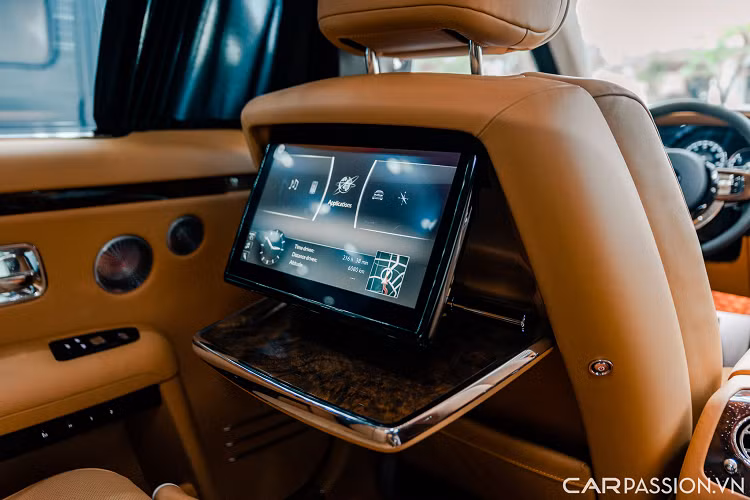 Giữa hai ghế ngồi được trang bị một tủ lạnh giúp ông chủ có thể giữ lạnh cho chai rượu của mình. Cụm điều khiển giữa 2 ghế sau bao gồm cả ngăn đựng nước và ly đều có logo Rolls-Royce.