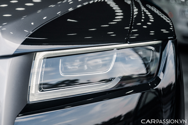 Nền tảng khung gầm cho Ghost mới là nền tảng Architecture of Luxury của thương hiệu xe siêu sang Anh Quốc cũng được sử dụng cho mẫu SUV Cullinan và đàn anh Phantom. Thân xe được vẽ một đường Coachline tạo điểm nhấn cho chiếc Ghost này.