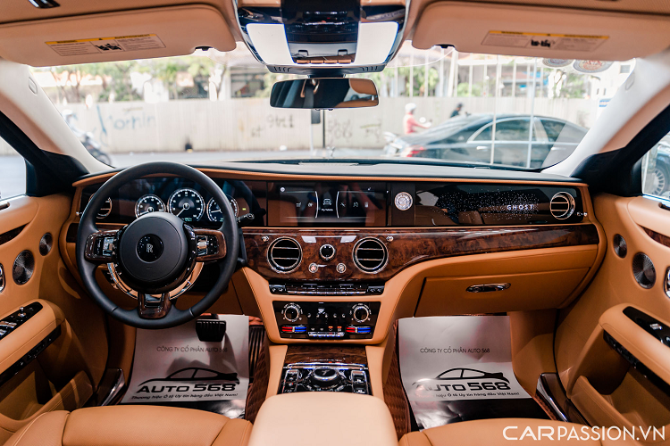 Vô lăng vẫn là dạng 3 chấu tích hợp nhiều nút bấm giống với hai dòng xe Cullinan và Phantom, ẩn sâu bên trong là bảng đồng hồ đo kỹ thuật số với 3 đồng hồ báo hiệu vòng tua, tốc độ cùng lượng nhiên liệu còn lại.