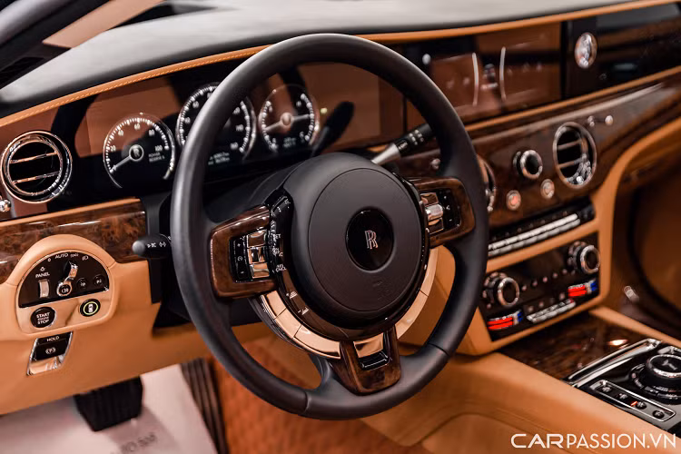 Xe được trang bị ghế ngồi màu da bò, các đường chỉ màu trắng kết hợp cùng các chi tiết gỗ tự nhiên. Ghế ngồi phía trước được thiết kế lại êm ái và thoải mái, có thể điều chỉnh điện đa hướng và nhớ vị trí.