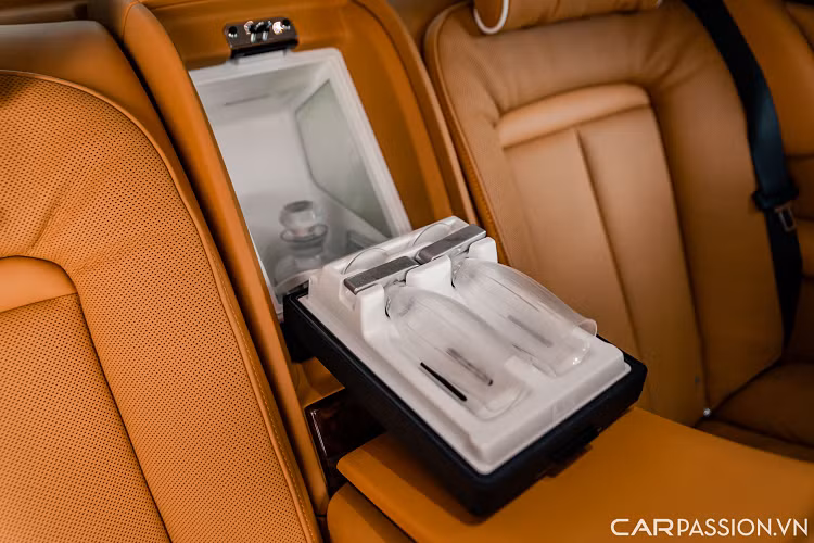 Màn hình trung tâm kích thước lớn hiển thị camera 360 độ cực kì sắc nét. Ngoài ra xe còn có một số trang bị an toàn khác như màn hình HUD, hỗ trợ đỗ xe, kiểm soát hành trình chủ động, cảnh báo va chạm, cảnh báo phương tiện cắt ngang phía sau, cảnh báo chệch làn và chuyển làn, …