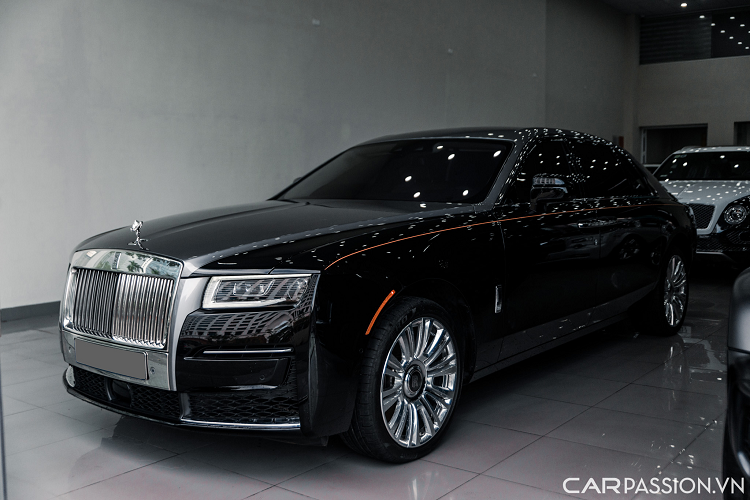 Tại Việt Nam, Rolls-Royce Ghost 2022 mới sẽ cạnh tranh với các đối thủ có thể kể đến như Bentley Flying Spur hay Mercedes-Maybach. Mới đây, một chiếc Rolls-Royce Ghost EWB thuộc thế hệ mới nhất 2022 đã được đại lý tư nhân ở Hà Nội chào bán lại với mức giá 39 tỷ 999 triệu đồng và mới chỉ lăn bánh 6.000 km.