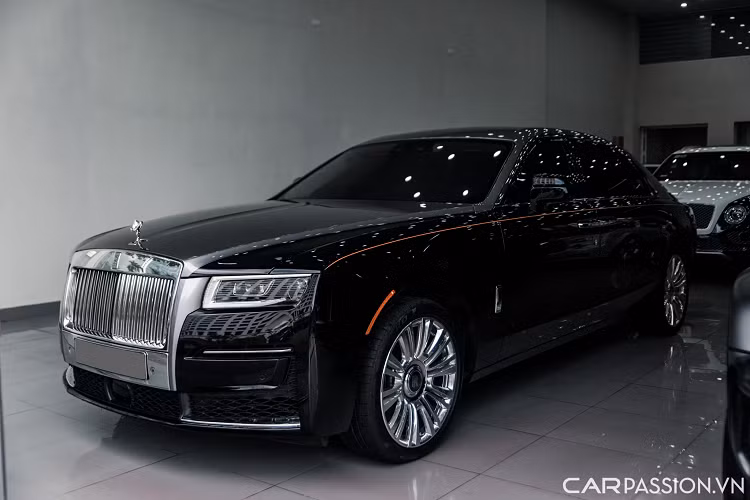 Tại Việt Nam, Rolls-Royce Ghost 2022 mới sẽ cạnh tranh với các đối thủ có thể kể đến như Bentley Flying Spur hay Mercedes-Maybach. Mới đây, một chiếc Rolls-Royce Ghost EWB thuộc thế hệ mới nhất 2022 đã được đại lý tư nhân ở Hà Nội chào bán lại với mức giá 39 tỷ 999 triệu đồng và mới chỉ lăn bánh 6.000 km.