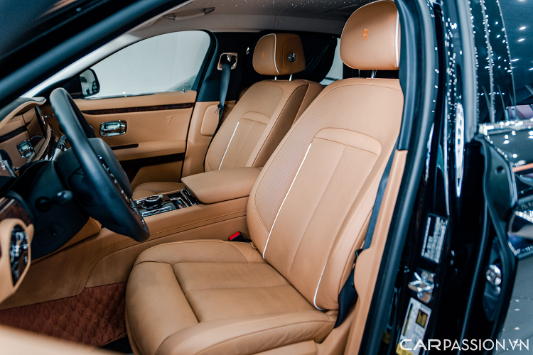 Xe có cấu hình 4 ghế ngồi, không gian dành cho ông chủ phía sau với 2 chỗ ngồi tách biệt nhau bởi cụm điều khiển cùng các tiện nghi cao cấp khác. Ghế chỉnh điện có đệm bắp đùi hai lớp.