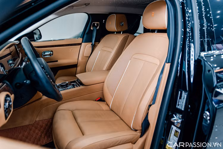 Xe có cấu hình 4 ghế ngồi, không gian dành cho ông chủ phía sau với 2 chỗ ngồi tách biệt nhau bởi cụm điều khiển cùng các tiện nghi cao cấp khác. Ghế chỉnh điện có đệm bắp đùi hai lớp.