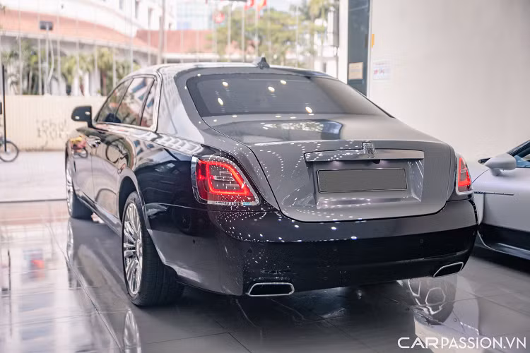 Khu vực bảng điều khiển vẫn được chia làm hai mảng, tuy nhiên phần trên của bảng điều khiển đã được thiết kế phẳng một cách liền mạch với các chi tiết như đồng hồ, màn hình giải trí hay cả bảng trang trí bên khu vực ghế hành khách.