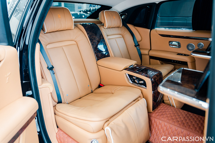 Mỗi hành khách phía sau có 1 bàn làm việc bề mặt ốp gỗ, màn hình giải trí, hệ thống âm thanh cao cấp Bespoke Audio 18 loa công suất 1.300 watt.