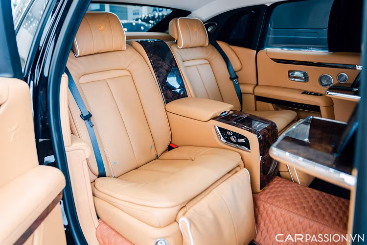 Mỗi hành khách phía sau có 1 bàn làm việc bề mặt ốp gỗ, màn hình giải trí, hệ thống âm thanh cao cấp Bespoke Audio 18 loa công suất 1.300 watt.