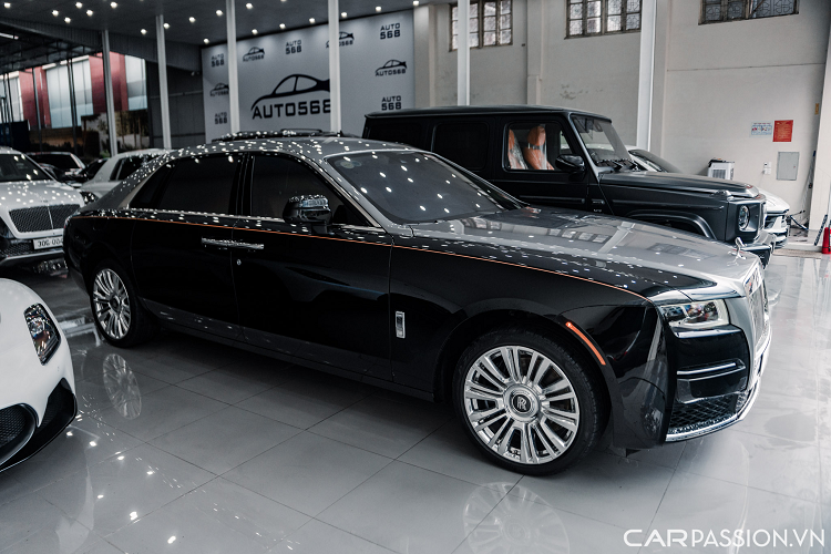 Mâm xe trang bị trên Ghost 2022 là loại đa chấu kích thước 21 inch mạ chrome bắt mắt. Đuôi xe cũng được thiết kế lại khá nhiều với cụm đèn hậu LED mới, ốp viền kim loại mạ chrome, ống xả đơn đặt đối xứng 2 bên.