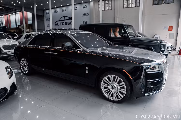 Mâm xe trang bị trên Ghost 2022 là loại đa chấu kích thước 21 inch mạ chrome bắt mắt. Đuôi xe cũng được thiết kế lại khá nhiều với cụm đèn hậu LED mới, ốp viền kim loại mạ chrome, ống xả đơn đặt đối xứng 2 bên.